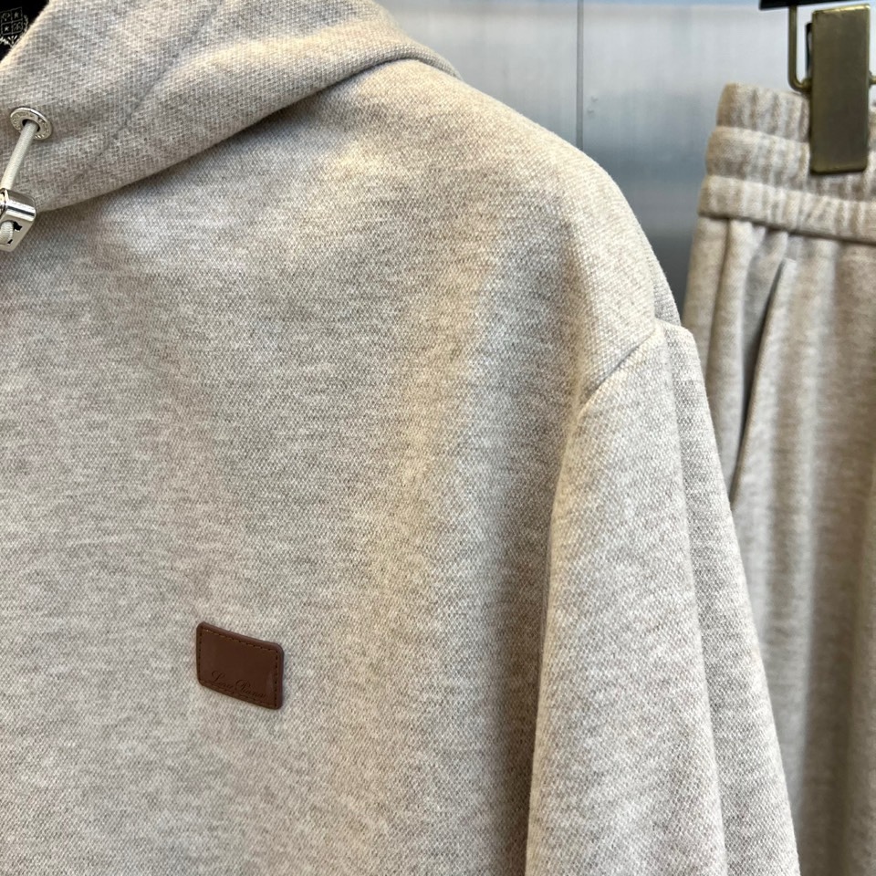 Loro Piana 2026春夏新品休闲套装，以连帽拉链外套与抽绳长裤诠释意式悠闲哲学。外套采用顺滑拉