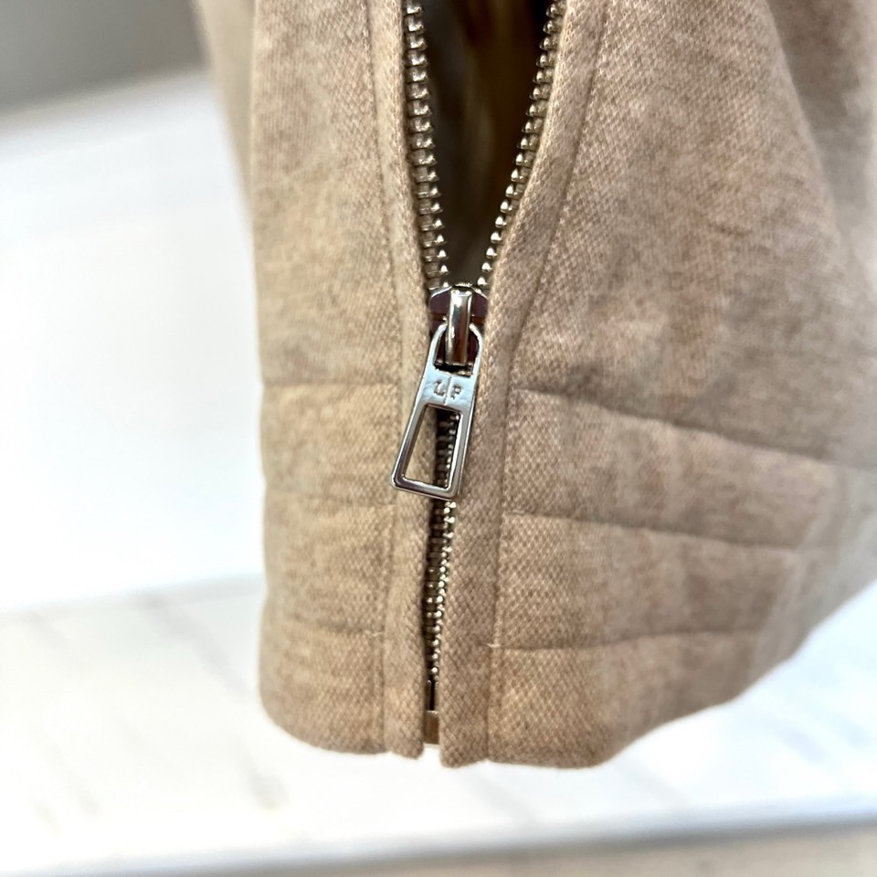 Loro Piana 2026春夏新品休闲套装，以连帽拉链外套与抽绳长裤诠释意式悠闲哲学。外套采用顺滑拉