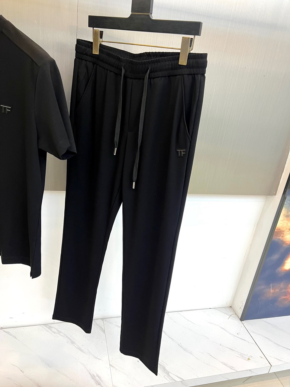 Tom Ford 汤姆福特、2026春夏新品男士短袖套装，以利落剪裁与高级质感诠释都市轻奢风尚。上衣为经