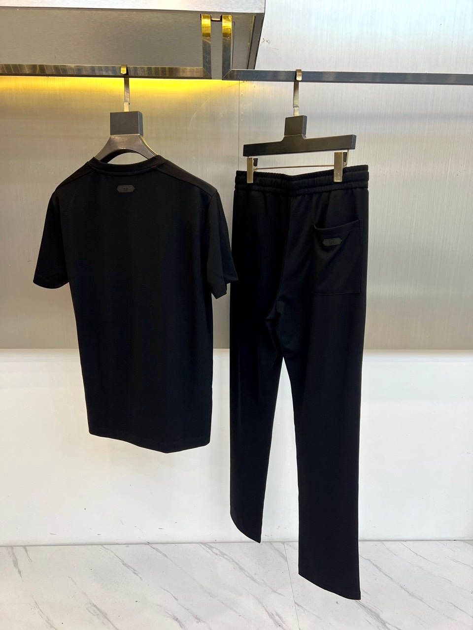 Tom Ford 汤姆福特、2026春夏新品男士短袖套装，以利落剪裁与高级质感诠释都市轻奢风尚。上衣为经