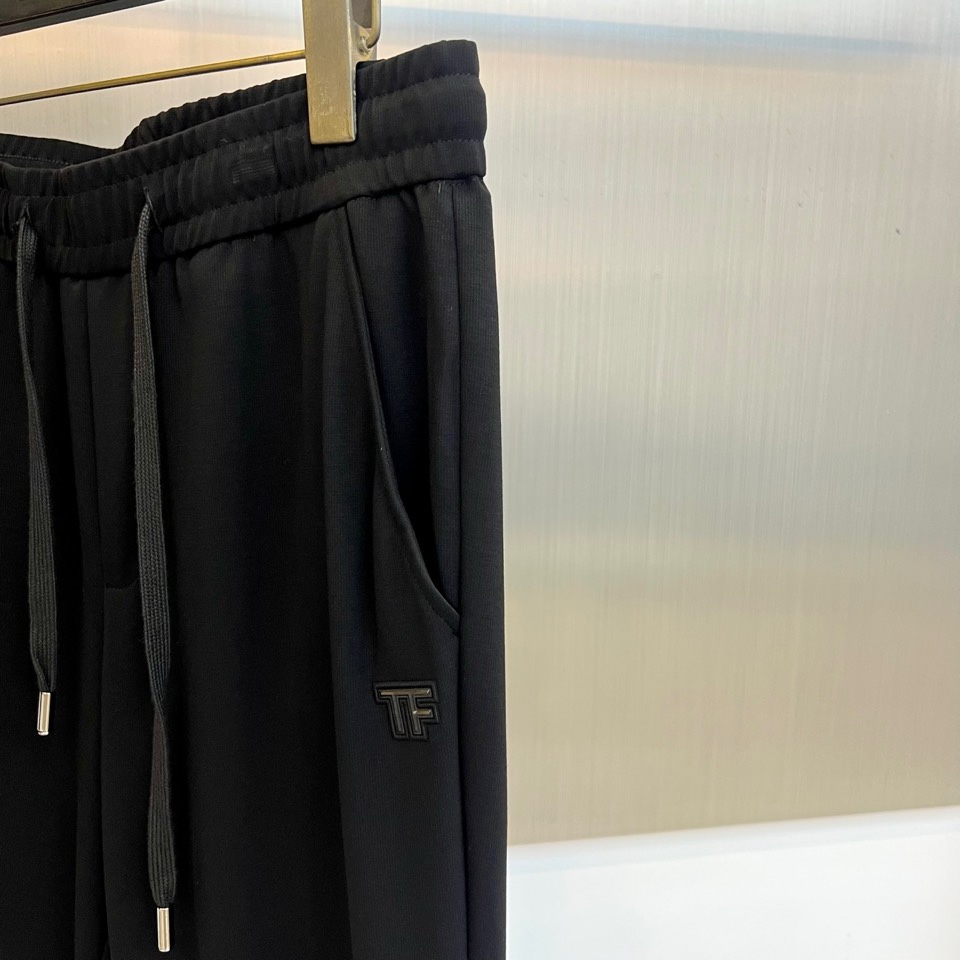 Tom Ford 汤姆福特、2026春夏新品男士短袖套装，以利落剪裁与高级质感诠释都市轻奢风尚。上衣为经