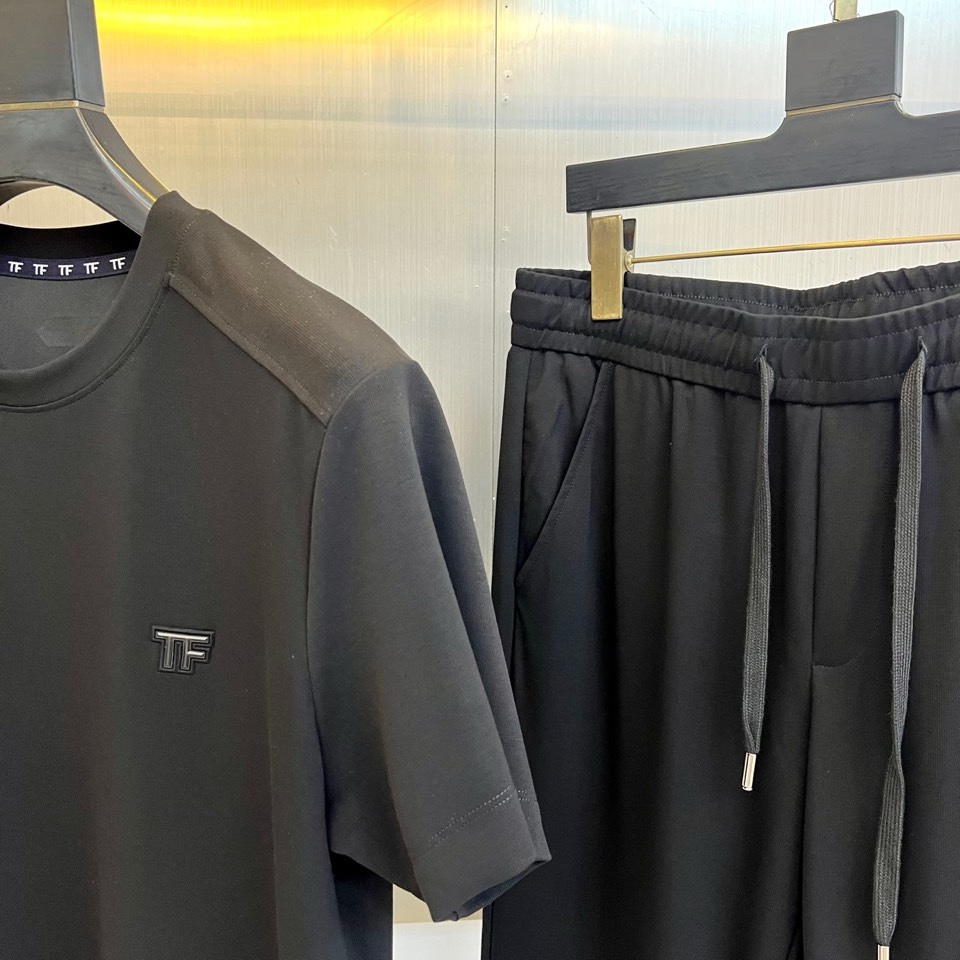 Tom Ford 汤姆福特、2026春夏新品男士短袖套装，以利落剪裁与高级质感诠释都市轻奢风尚。上衣为经