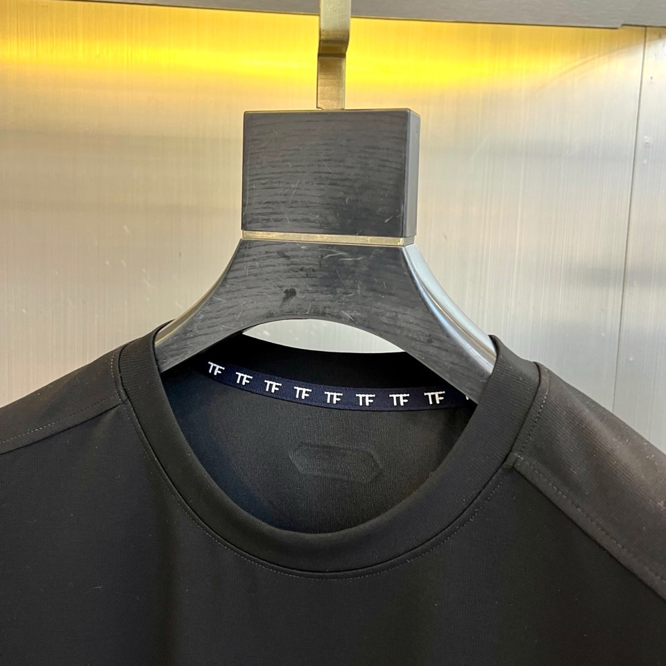 Tom Ford 汤姆福特、2026春夏新品男士短袖套装，以利落剪裁与高级质感诠释都市轻奢风尚。上衣为经