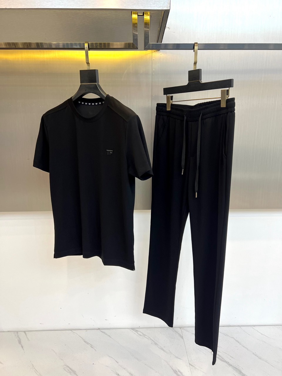 Tom Ford 汤姆福特、2026春夏新品男士短袖套装，以利落剪裁与高级质感诠释都市轻奢风尚。上衣为经