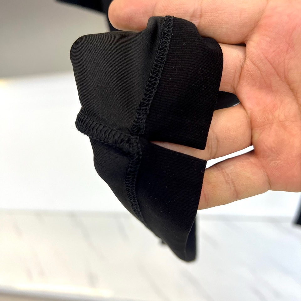 Tom Ford 汤姆福特、2026春夏新品男士短袖套装，以利落剪裁与高级质感诠释都市轻奢风尚。上衣为经