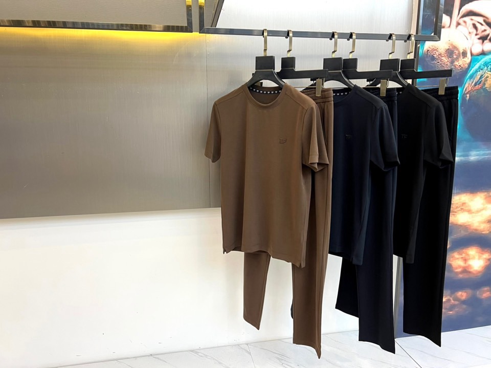 Tom Ford 汤姆福特、2026春夏新品男士短袖套装，以利落剪裁与高级质感诠释都市轻奢风尚。上衣为经