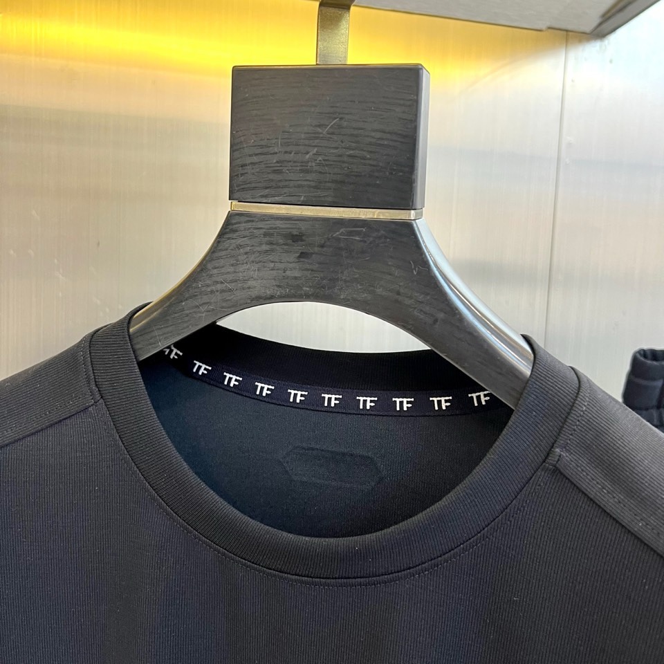 Tom Ford 汤姆福特、2026春夏新品男士短袖套装，以利落剪裁与高级质感诠释都市轻奢风尚。上衣为经