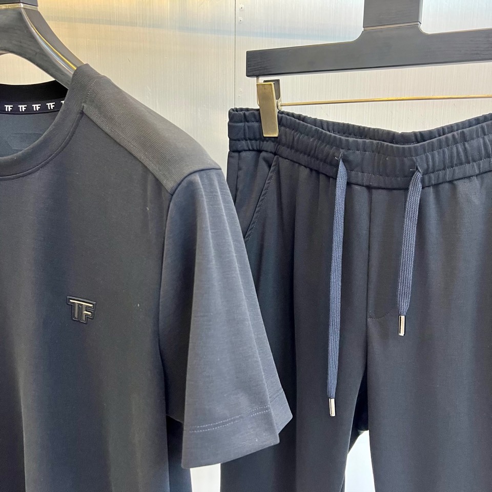 Tom Ford 汤姆福特、2026春夏新品男士短袖套装，以利落剪裁与高级质感诠释都市轻奢风尚。上衣为经