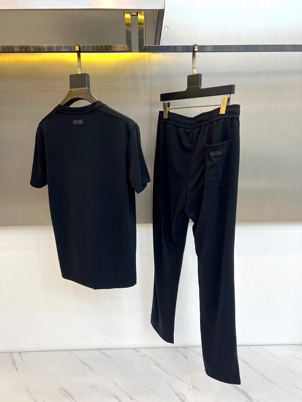 Tom Ford 汤姆福特、2026春夏新品男士短袖套装，以利落剪裁与高级质感诠释都市轻奢风尚。上衣为经