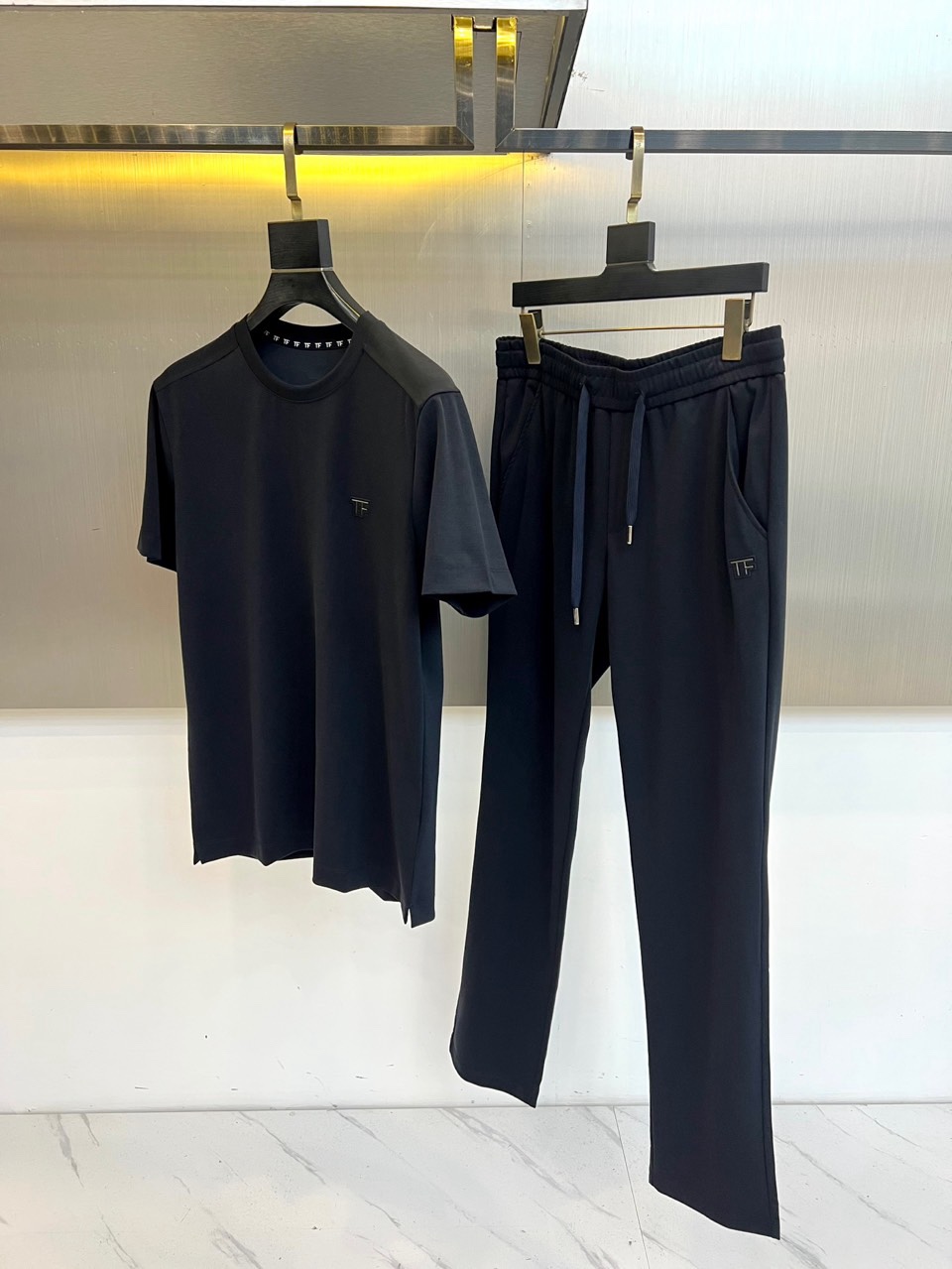 Tom Ford 汤姆福特、2026春夏新品男士短袖套装，以利落剪裁与高级质感诠释都市轻奢风尚。上衣为经