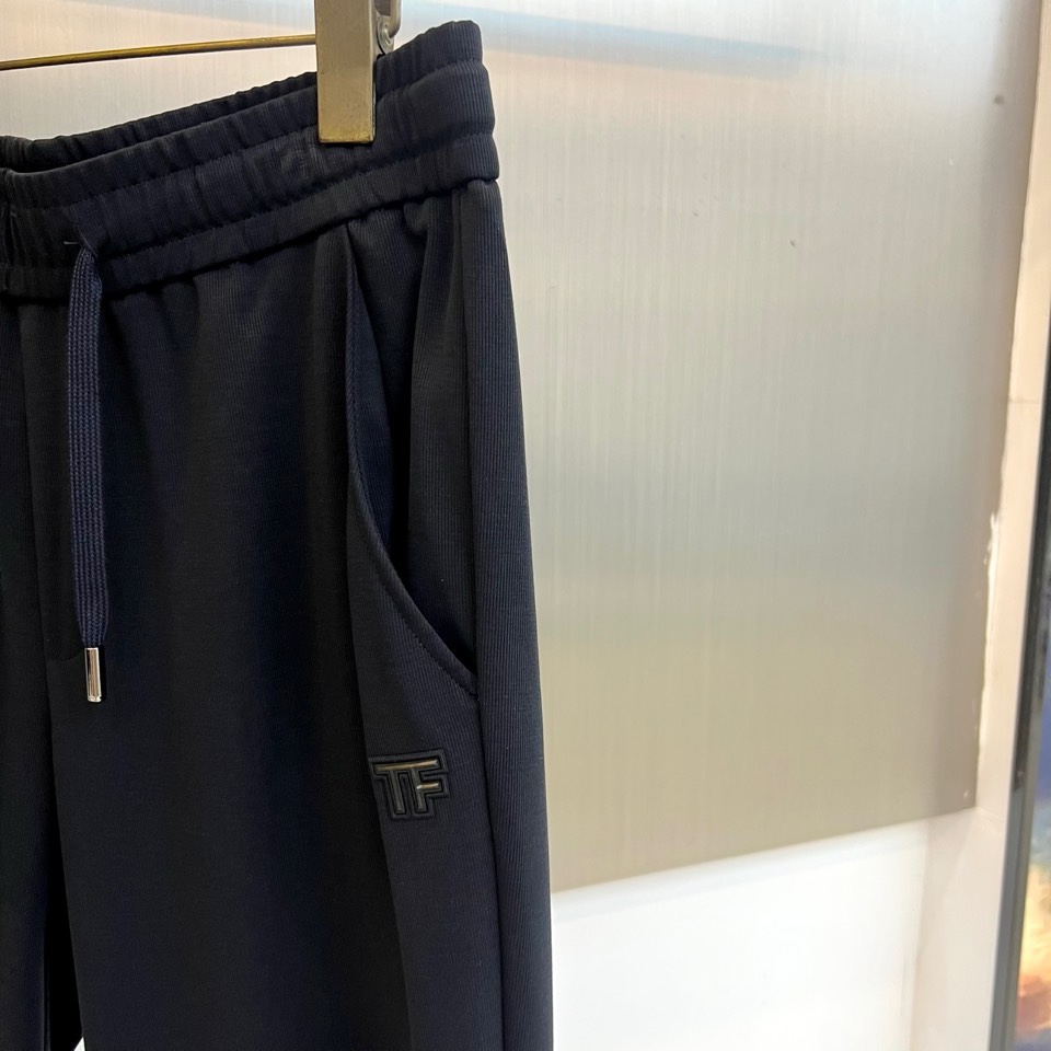 Tom Ford 汤姆福特、2026春夏新品男士短袖套装，以利落剪裁与高级质感诠释都市轻奢风尚。上衣为经