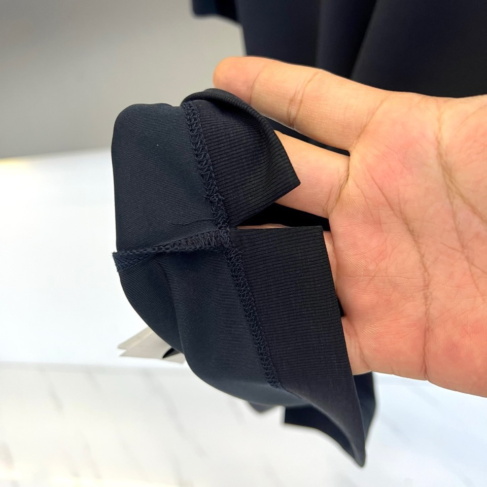 Tom Ford 汤姆福特、2026春夏新品男士短袖套装，以利落剪裁与高级质感诠释都市轻奢风尚。上衣为经