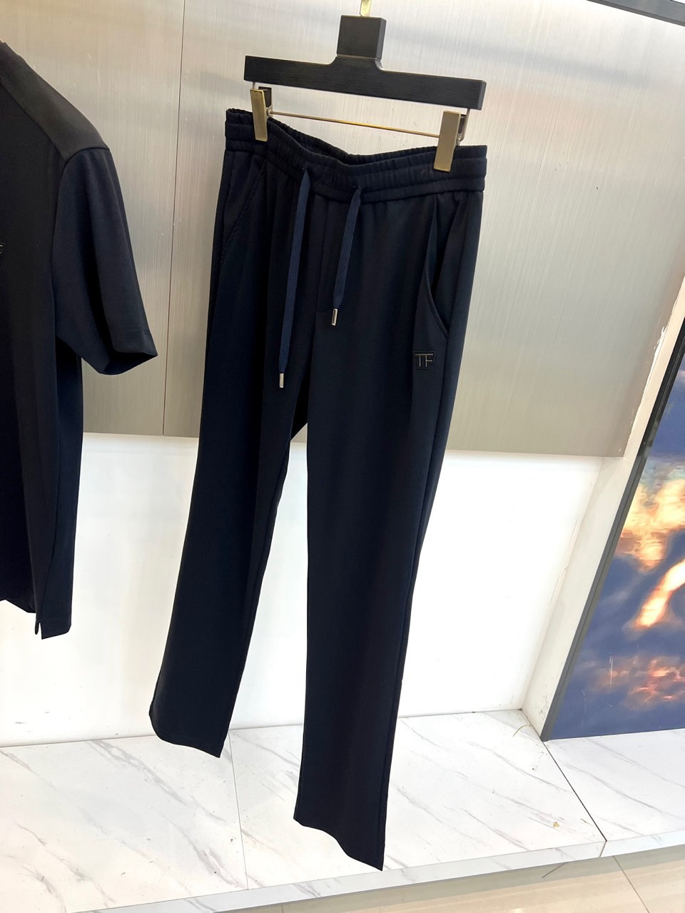 Tom Ford 汤姆福特、2026春夏新品男士短袖套装，以利落剪裁与高级质感诠释都市轻奢风尚。上衣为经