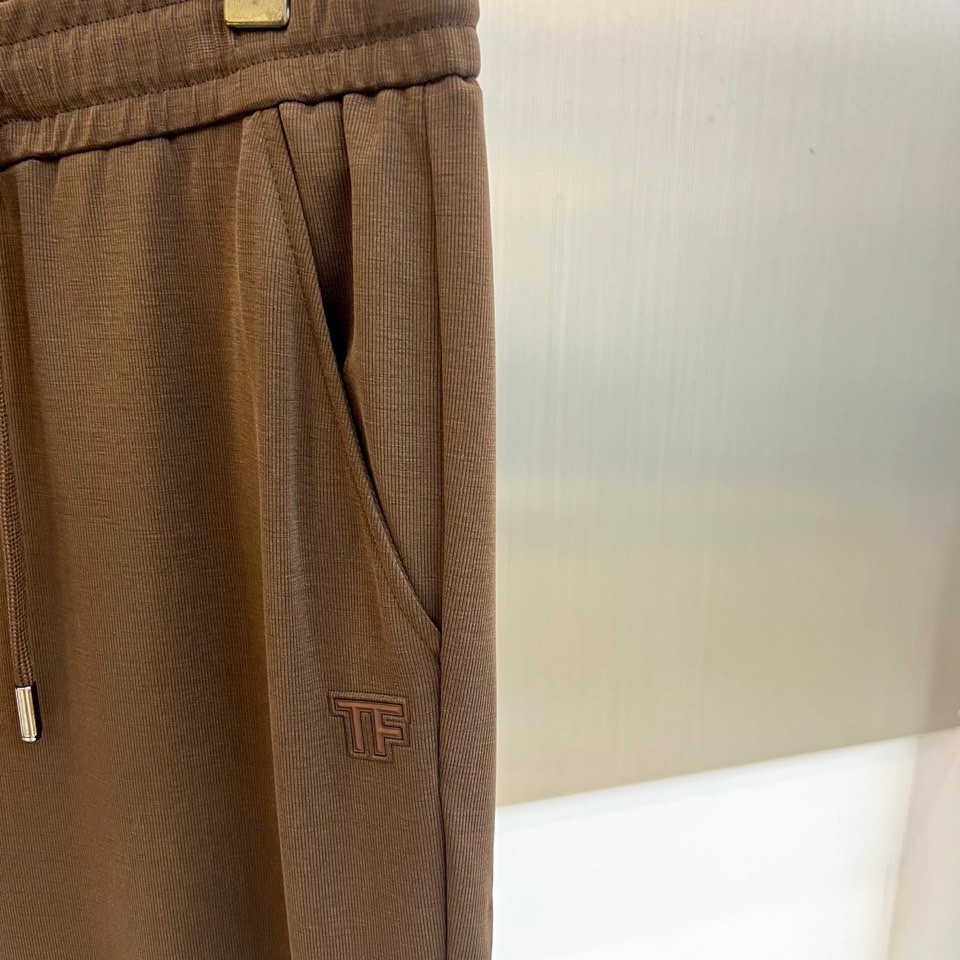 Tom Ford 汤姆福特、2026春夏新品男士短袖套装，以利落剪裁与高级质感诠释都市轻奢风尚。上衣为经