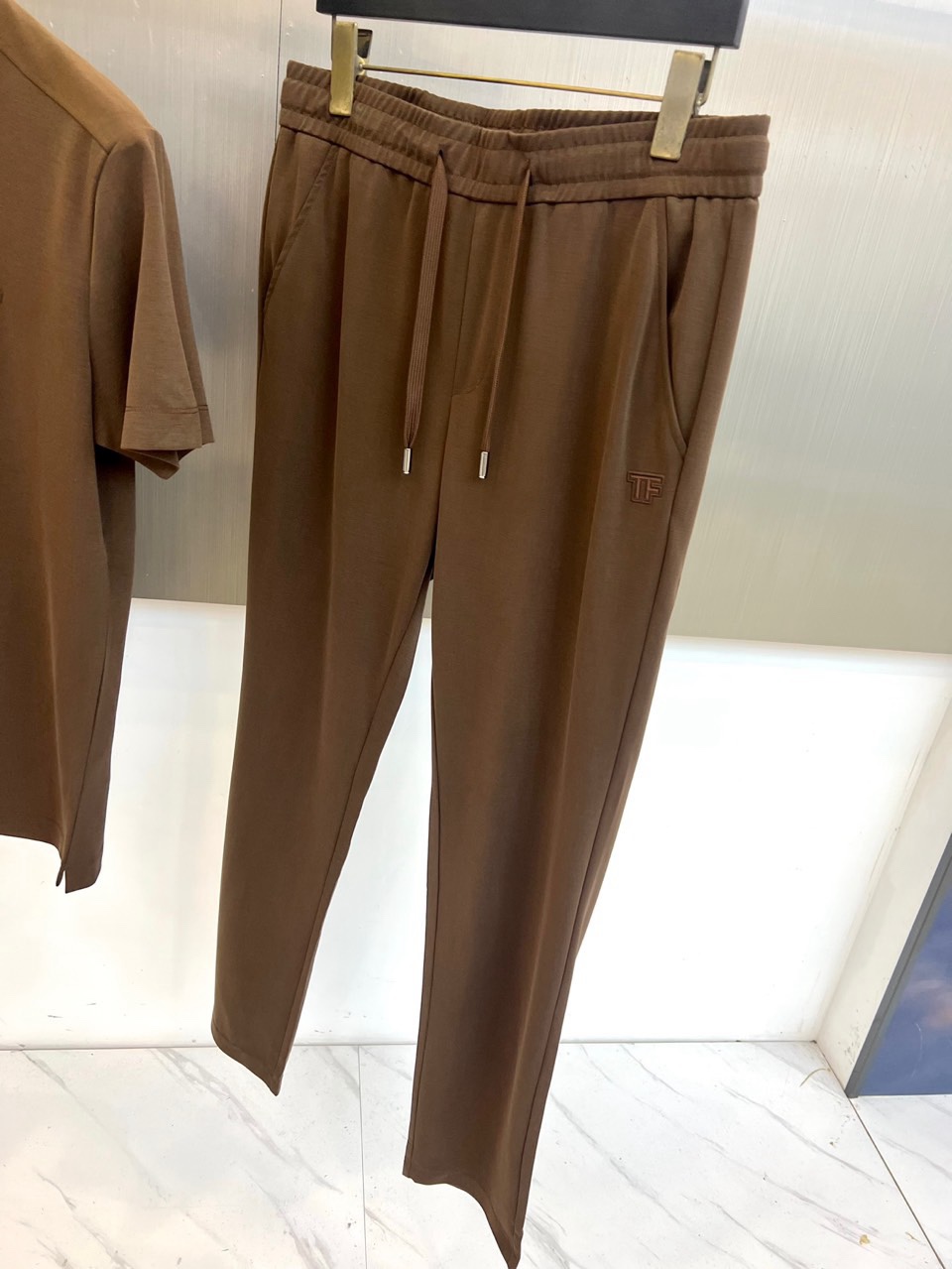 Tom Ford 汤姆福特、2026春夏新品男士短袖套装，以利落剪裁与高级质感诠释都市轻奢风尚。上衣为经