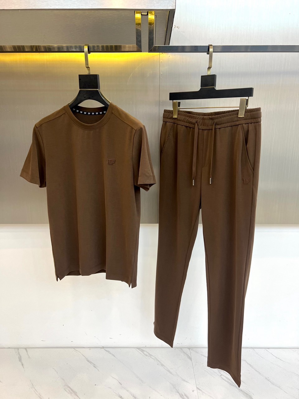 Tom Ford 汤姆福特、2026春夏新品男士短袖套装，以利落剪裁与高级质感诠释都市轻奢风尚。上衣为经