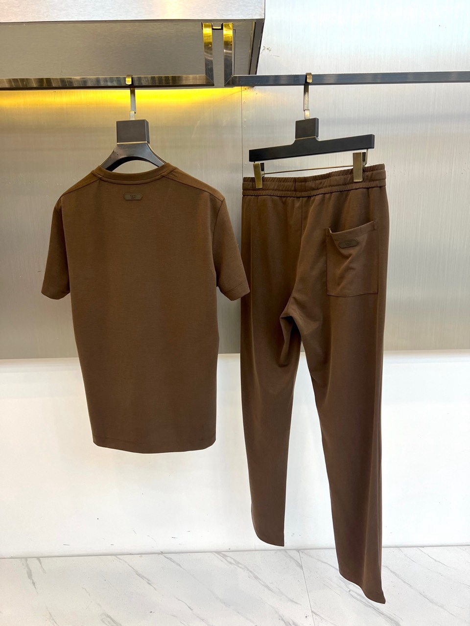 Tom Ford 汤姆福特、2026春夏新品男士短袖套装，以利落剪裁与高级质感诠释都市轻奢风尚。上衣为经