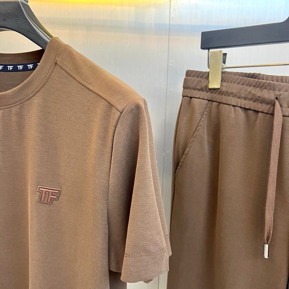 Tom Ford 汤姆福特、2026春夏新品男士短袖套装，以利落剪裁与高级质感诠释都市轻奢风尚。上衣为经