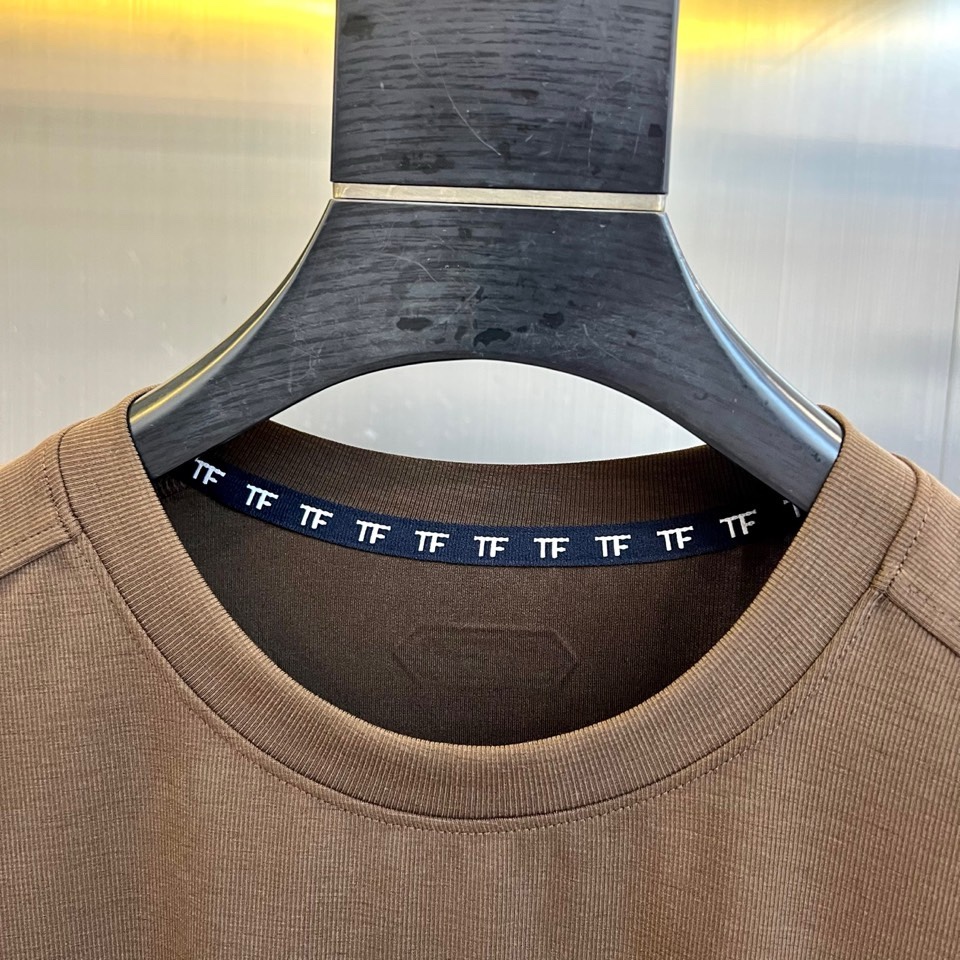 Tom Ford 汤姆福特、2026春夏新品男士短袖套装，以利落剪裁与高级质感诠释都市轻奢风尚。上衣为经