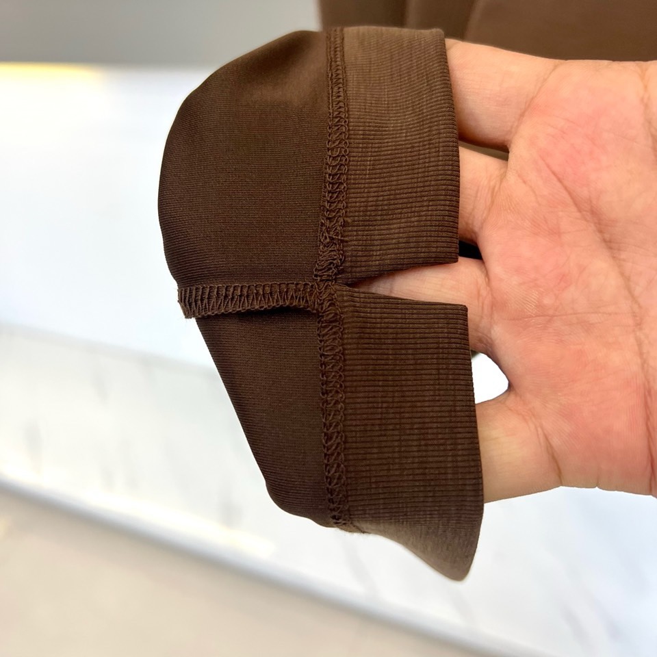 Tom Ford 汤姆福特、2026春夏新品男士短袖套装，以利落剪裁与高级质感诠释都市轻奢风尚。上衣为经