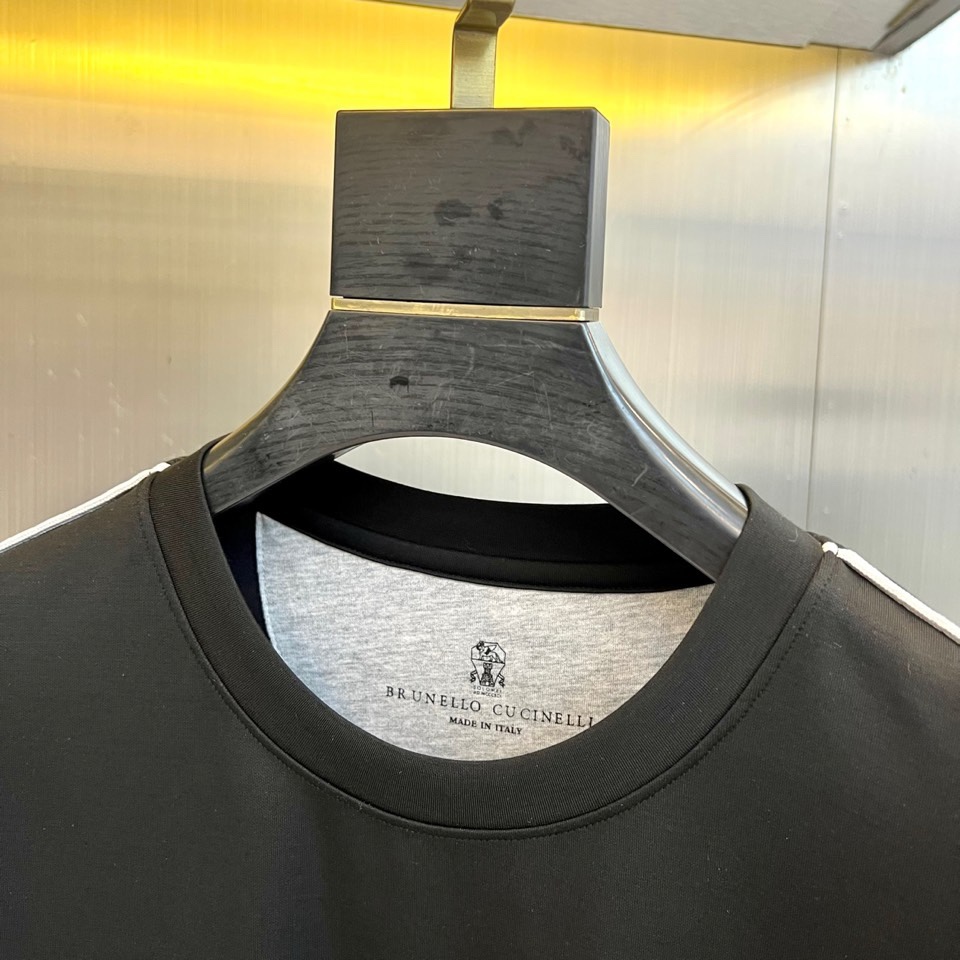 Brunello Cucinelli-BC、2026春夏新品休闲套装，以简约高级的色调诠释轻奢运动风尚。