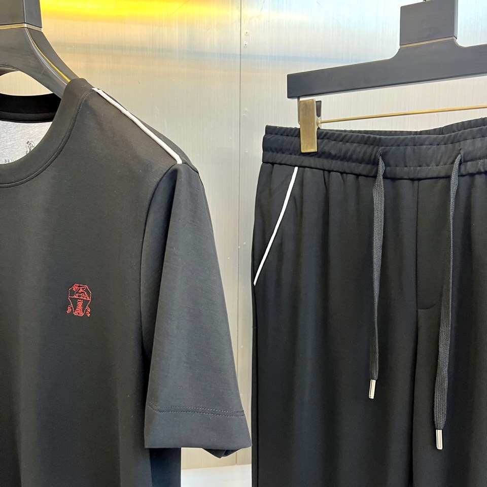 Brunello Cucinelli-BC、2026春夏新品休闲套装，以简约高级的色调诠释轻奢运动风尚。