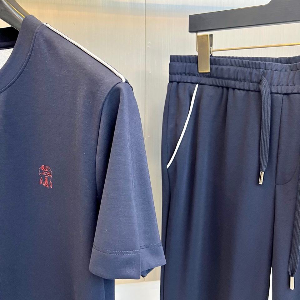 Brunello Cucinelli-BC、2026春夏新品休闲套装，以简约高级的色调诠释轻奢运动风尚。