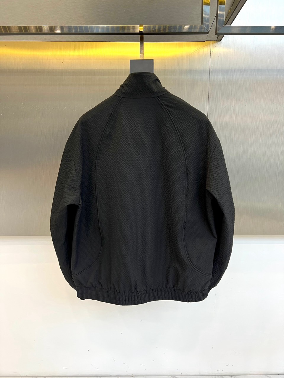 Zegna杰尼亚、2026春夏新品夹克，以简约立领与顺滑拉链开合，定义都市利落廓形。衣袖处独特的拼接细节