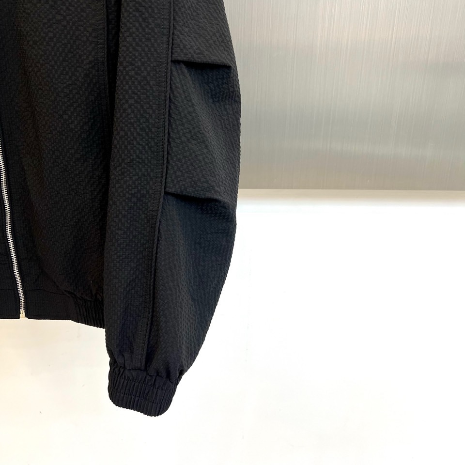 Zegna杰尼亚、2026春夏新品夹克，以简约立领与顺滑拉链开合，定义都市利落廓形。衣袖处独特的拼接细节