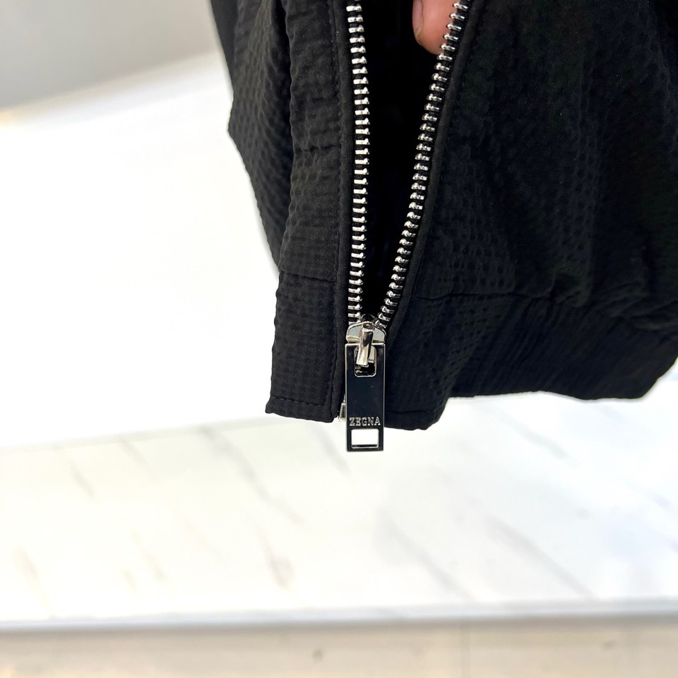 Zegna杰尼亚、2026春夏新品夹克，以简约立领与顺滑拉链开合，定义都市利落廓形。衣袖处独特的拼接细节