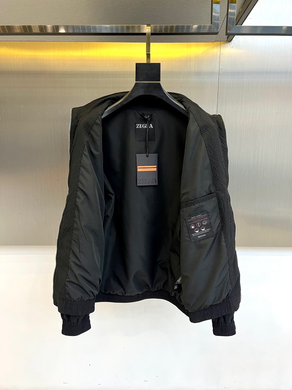 Zegna杰尼亚、2026春夏新品夹克，以简约立领与顺滑拉链开合，定义都市利落廓形。衣袖处独特的拼接细节