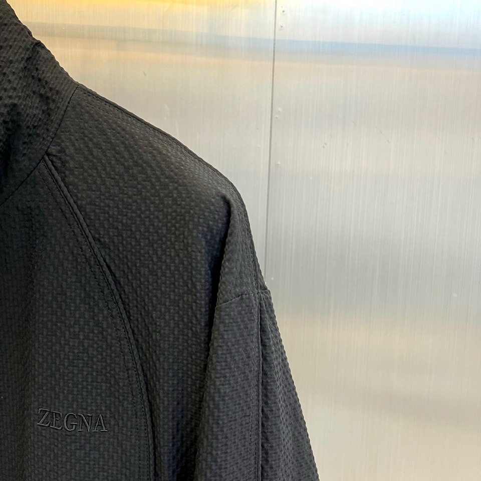Zegna杰尼亚、2026春夏新品夹克，以简约立领与顺滑拉链开合，定义都市利落廓形。衣袖处独特的拼接细节