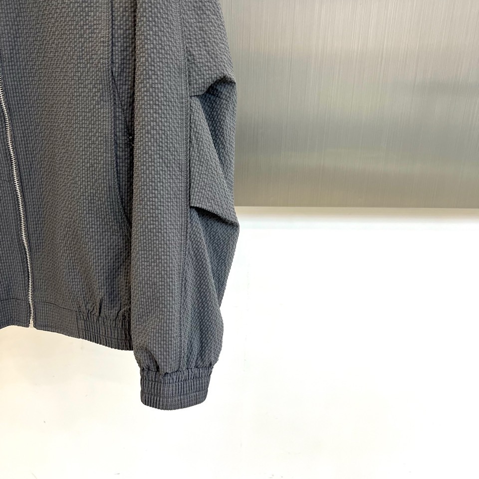 Zegna杰尼亚、2026春夏新品夹克，以简约立领与顺滑拉链开合，定义都市利落廓形。衣袖处独特的拼接细节