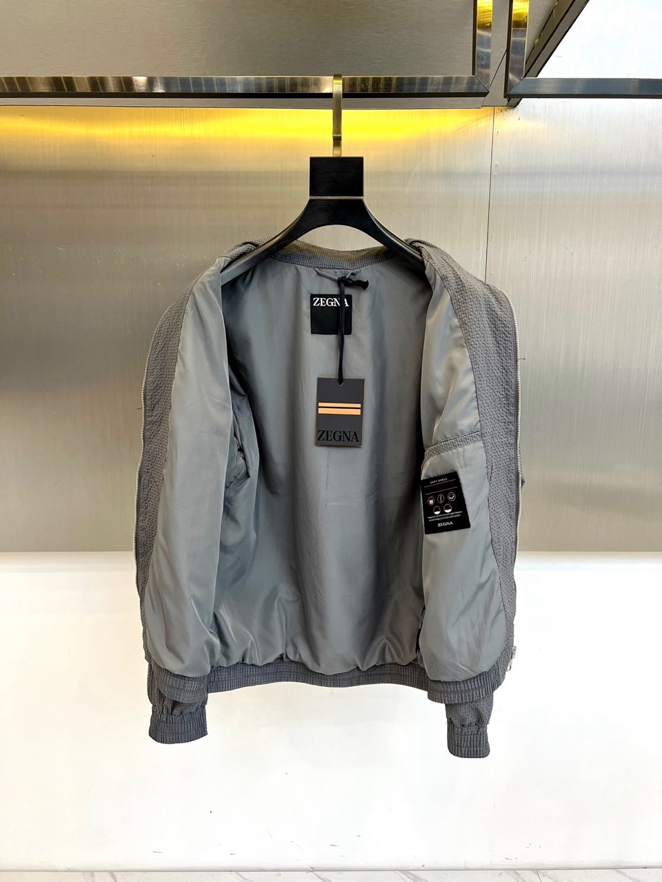 Zegna杰尼亚、2026春夏新品夹克，以简约立领与顺滑拉链开合，定义都市利落廓形。衣袖处独特的拼接细节