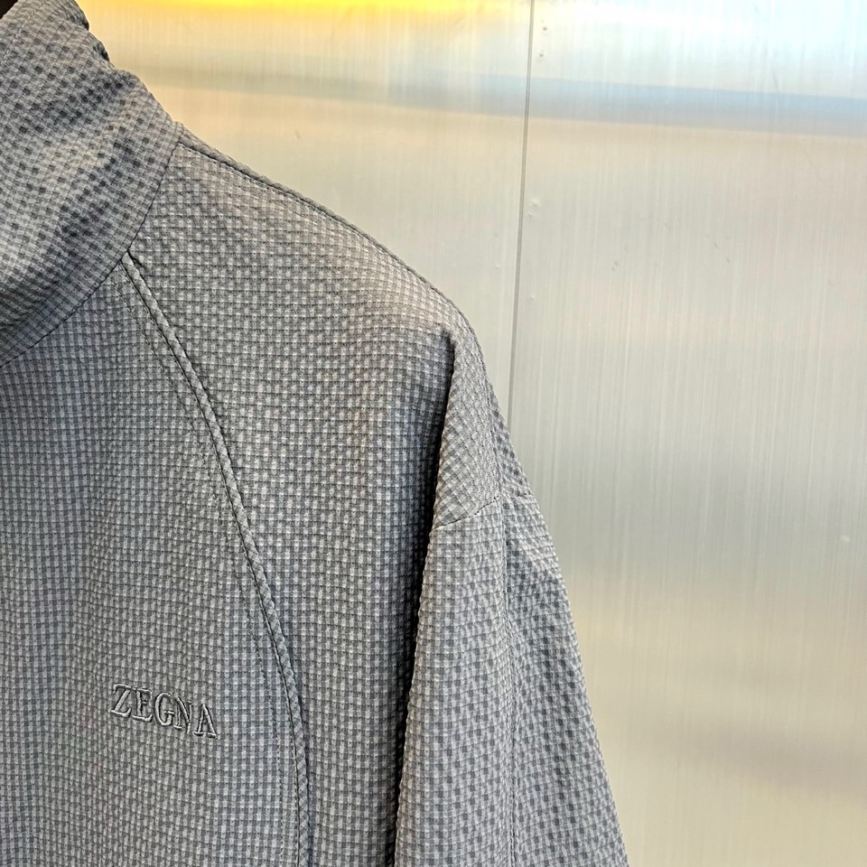 Zegna杰尼亚、2026春夏新品夹克，以简约立领与顺滑拉链开合，定义都市利落廓形。衣袖处独特的拼接细节
