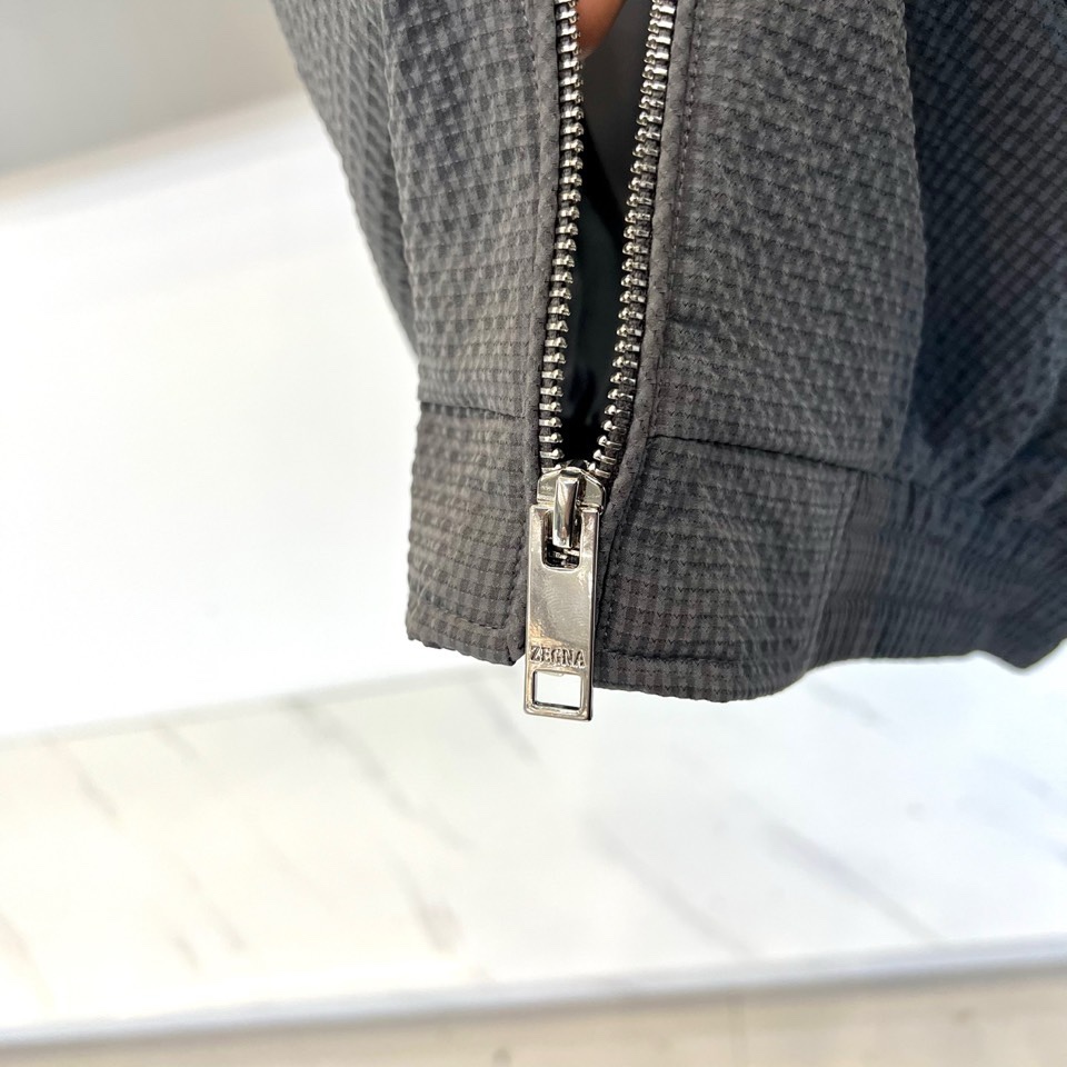 Zegna杰尼亚、2026春夏新品夹克，以简约立领与顺滑拉链开合，定义都市利落廓形。衣袖处独特的拼接细节