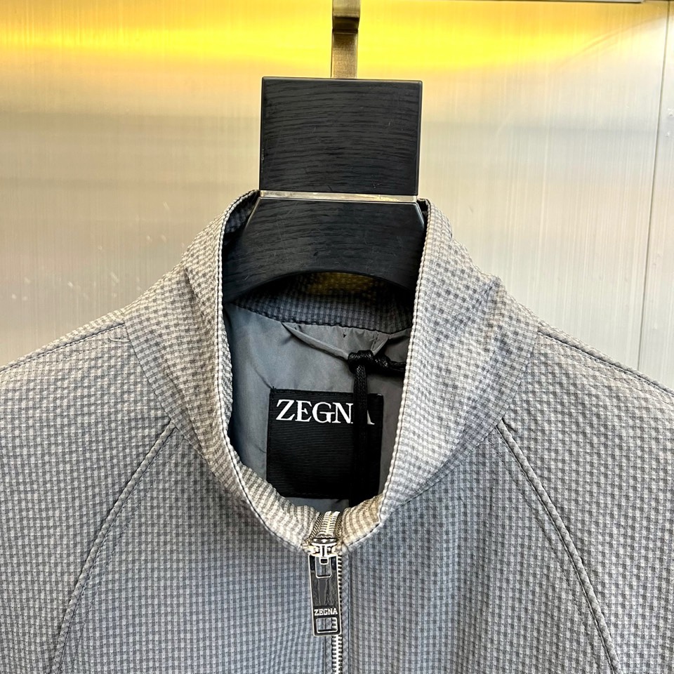 Zegna杰尼亚、2026春夏新品夹克，以简约立领与顺滑拉链开合，定义都市利落廓形。衣袖处独特的拼接细节