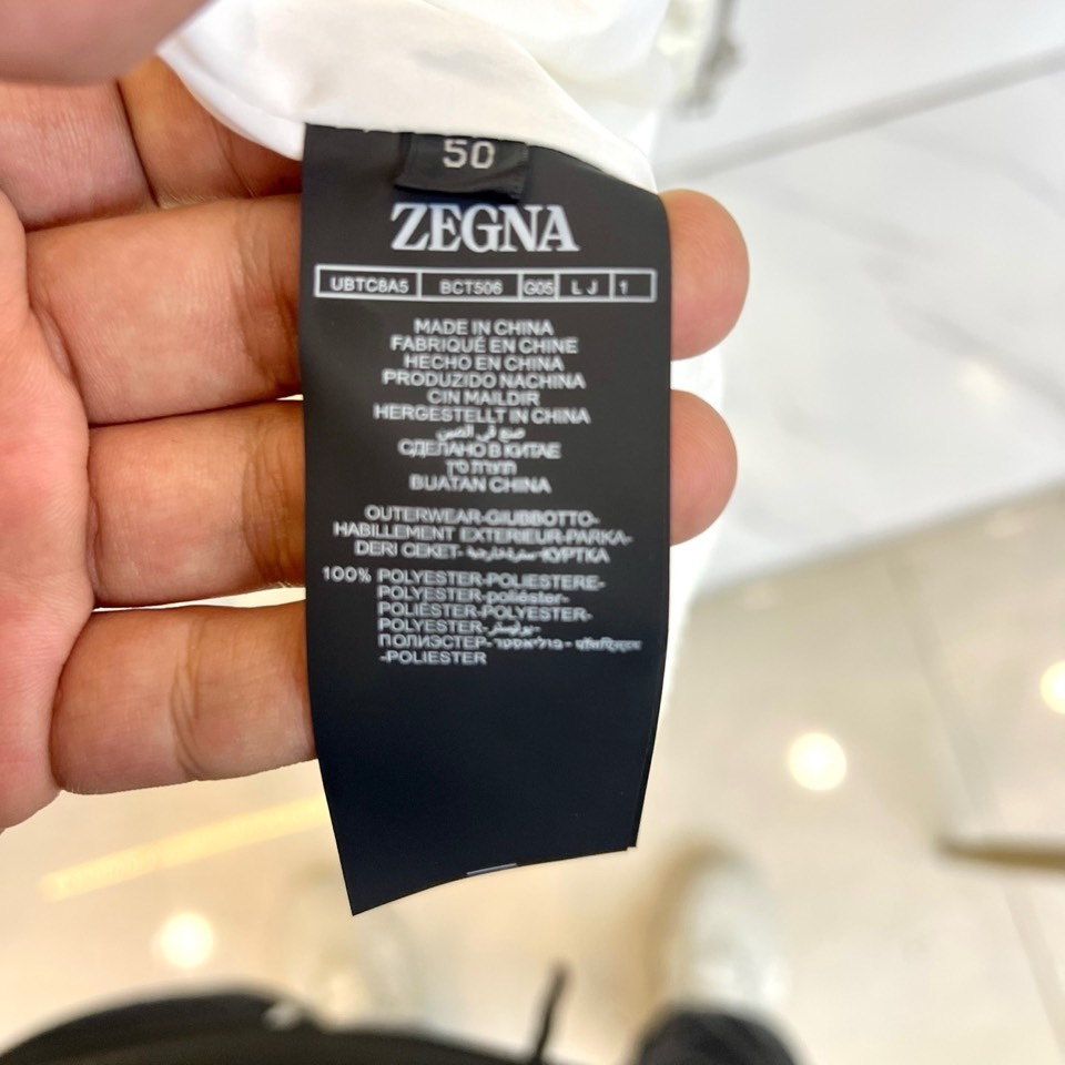 Zegna杰尼亚、2026春夏新品夹克，以简约立领与顺滑拉链开合，定义都市利落廓形。衣袖处独特的拼接细节