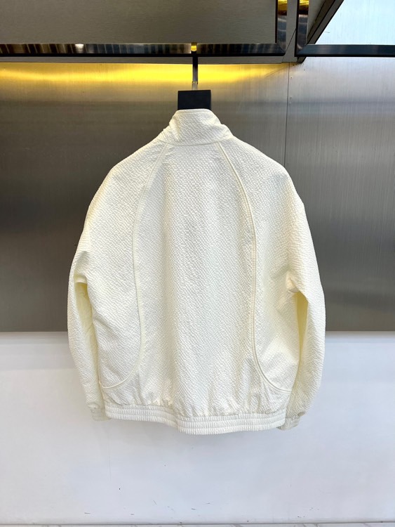 Zegna杰尼亚、2026春夏新品夹克，以简约立领与顺滑拉链开合，定义都市利落廓形。衣袖处独特的拼接细节