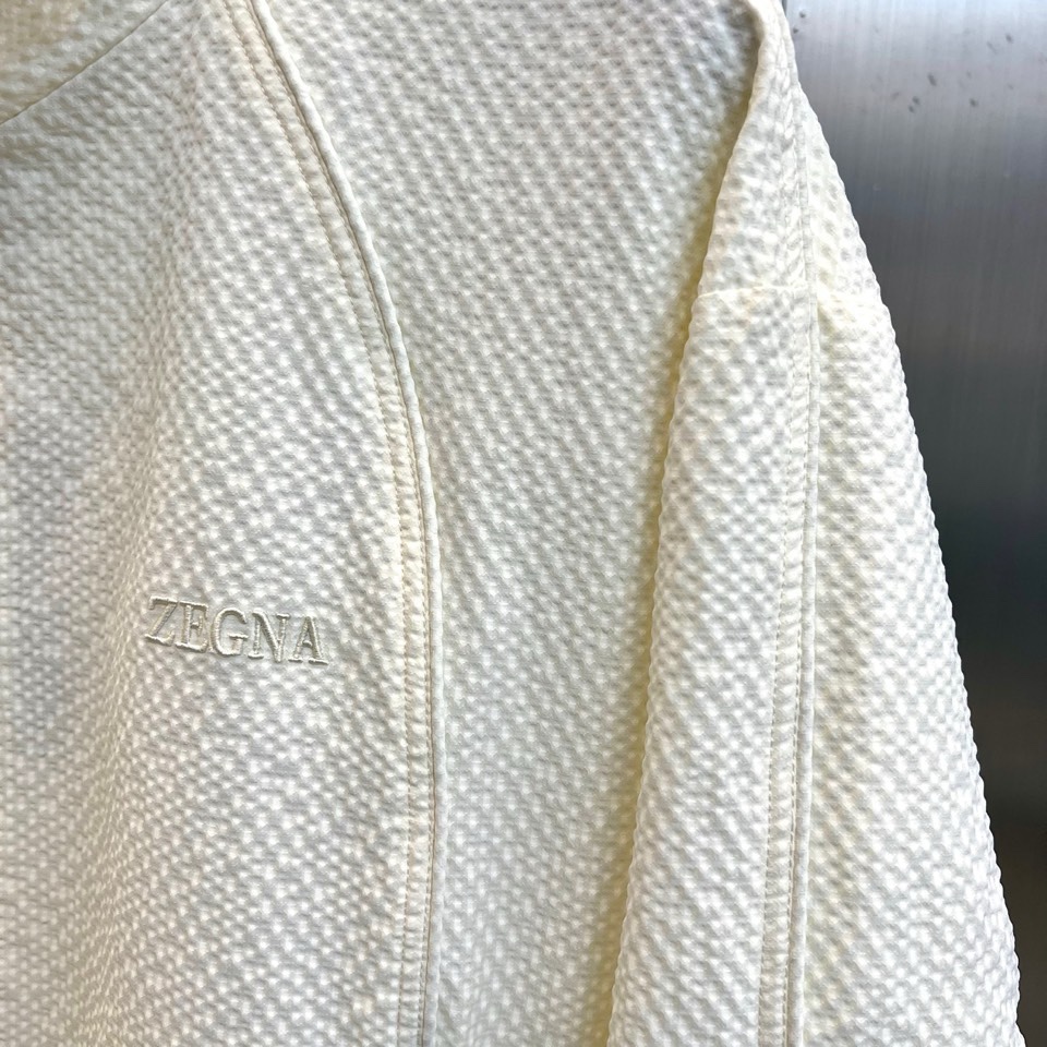 Zegna杰尼亚、2026春夏新品夹克，以简约立领与顺滑拉链开合，定义都市利落廓形。衣袖处独特的拼接细节