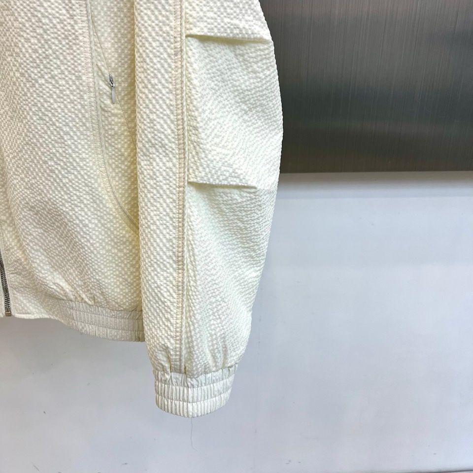 Zegna杰尼亚、2026春夏新品夹克，以简约立领与顺滑拉链开合，定义都市利落廓形。衣袖处独特的拼接细节