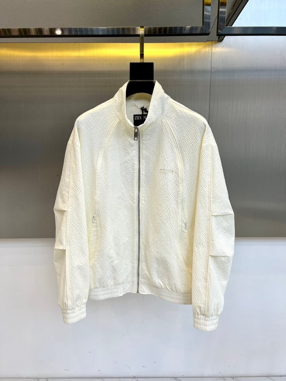 Zegna杰尼亚、2026春夏新品夹克，以简约立领与顺滑拉链开合，定义都市利落廓形。衣袖处独特的拼接细节