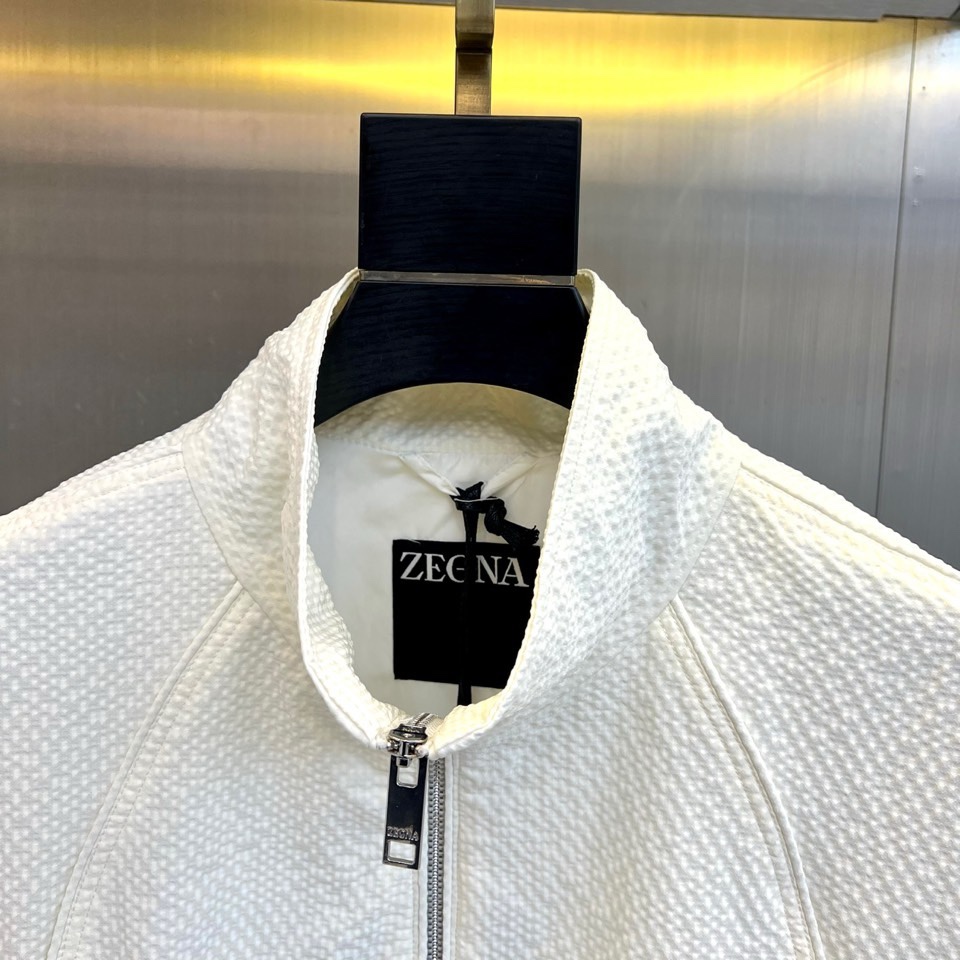 Zegna杰尼亚、2026春夏新品夹克，以简约立领与顺滑拉链开合，定义都市利落廓形。衣袖处独特的拼接细节