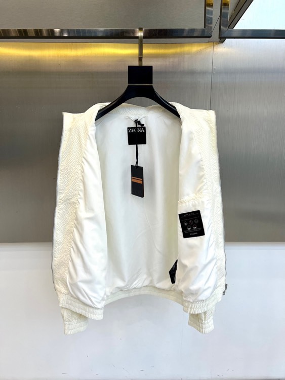 Zegna杰尼亚、2026春夏新品夹克，以简约立领与顺滑拉链开合，定义都市利落廓形。衣袖处独特的拼接细节