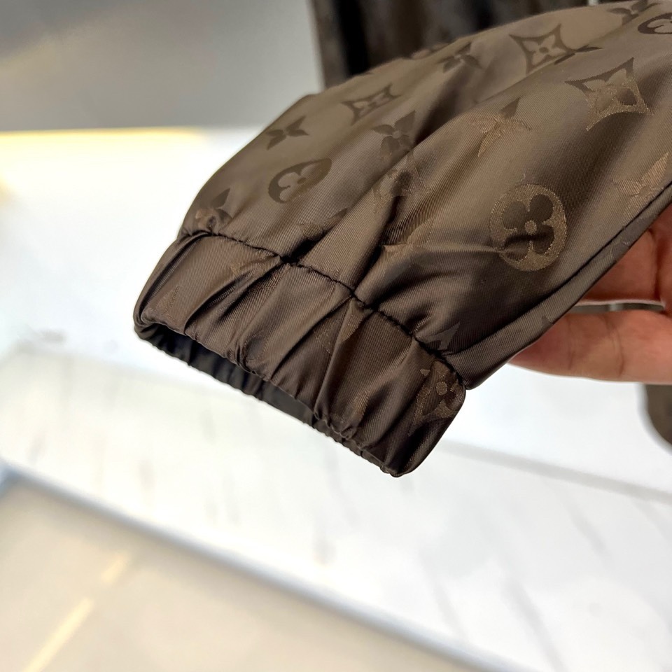 1v威登、2026春夏新品夹克，以经典Monogram老花图案诠释现代都市美学。款式采用利落立领设计，搭