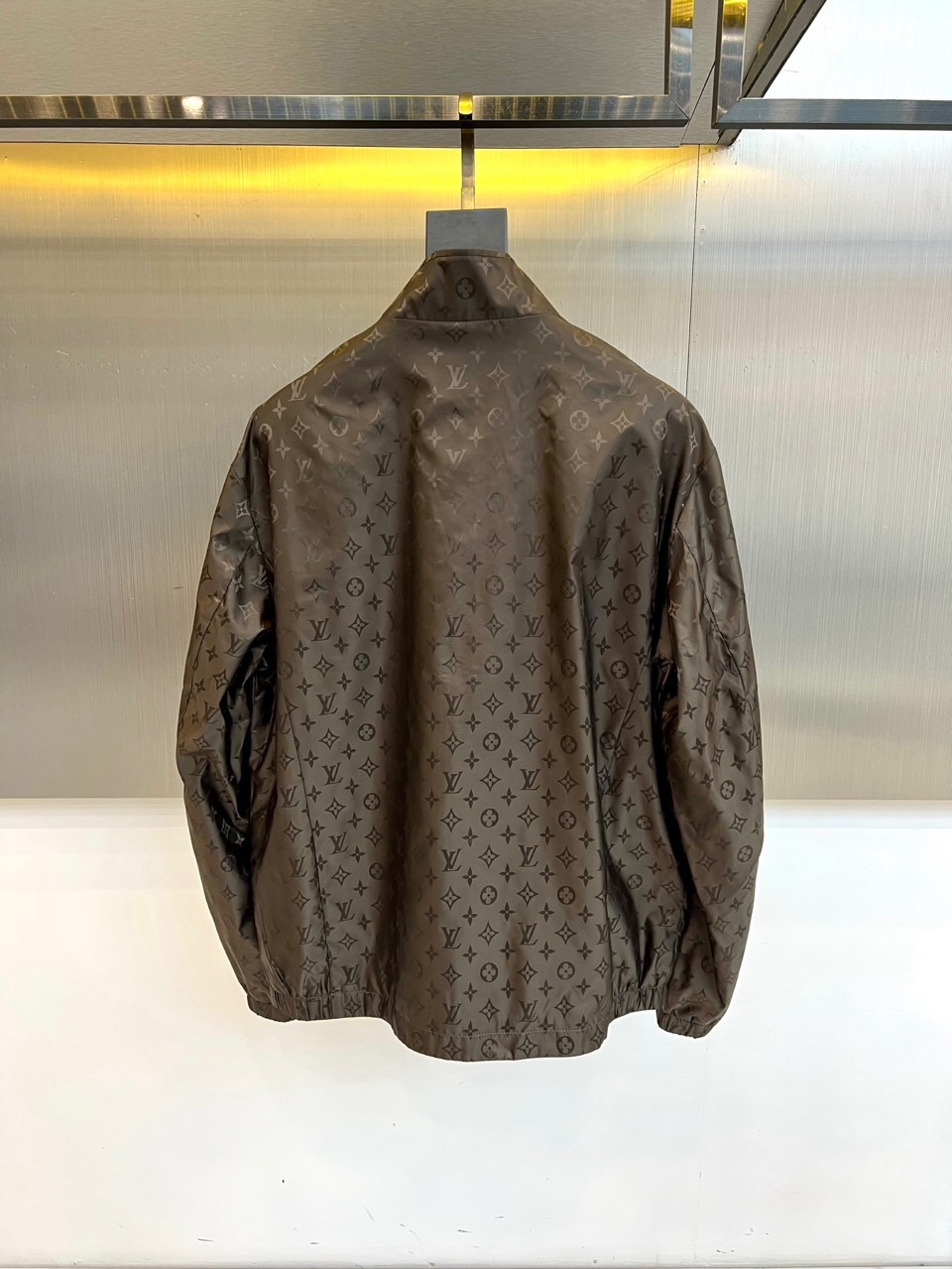 1v威登、2026春夏新品夹克，以经典Monogram老花图案诠释现代都市美学。款式采用利落立领设计，搭