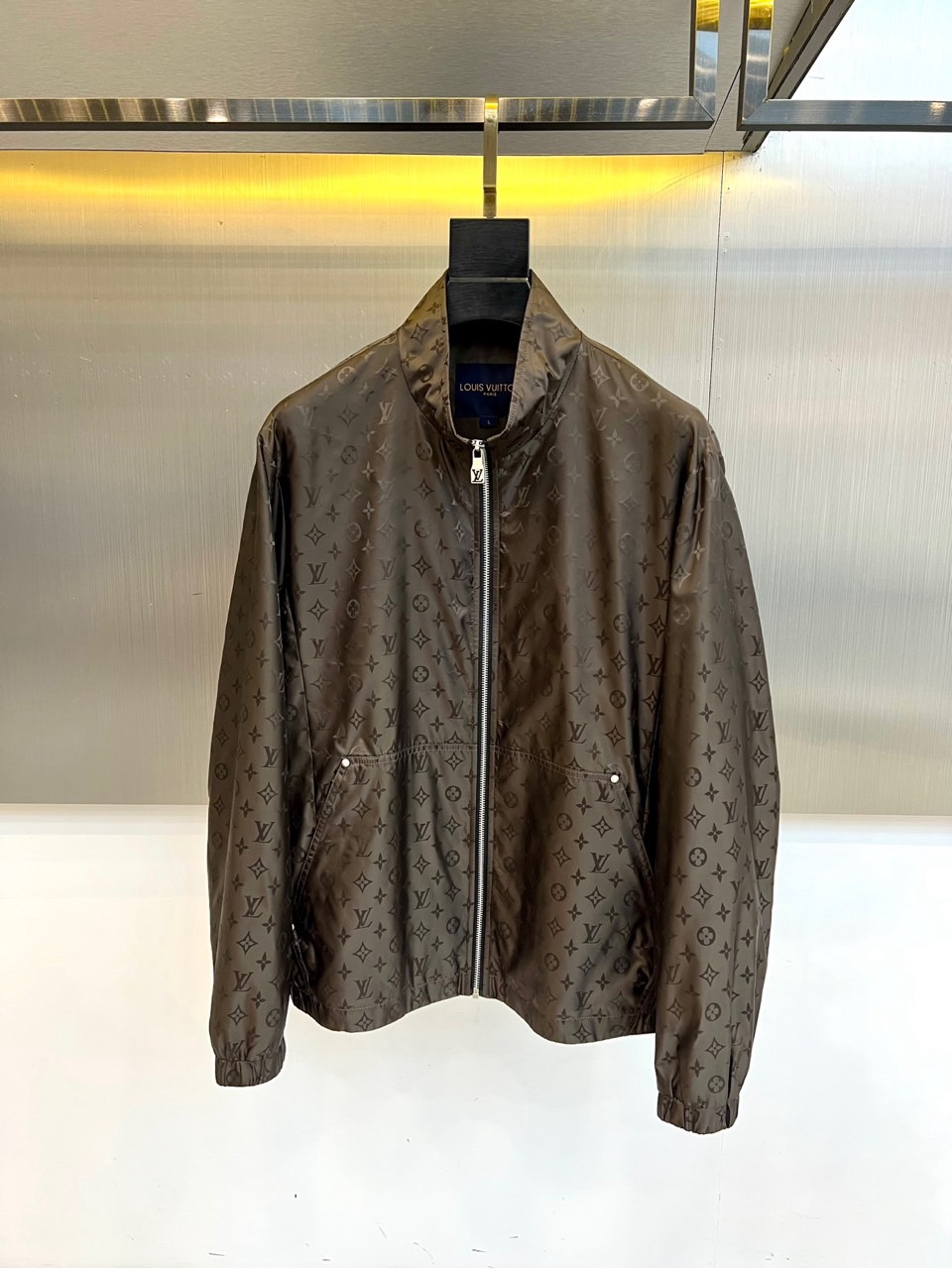 1v威登、2026春夏新品夹克，以经典Monogram老花图案诠释现代都市美学。款式采用利落立领设计，搭