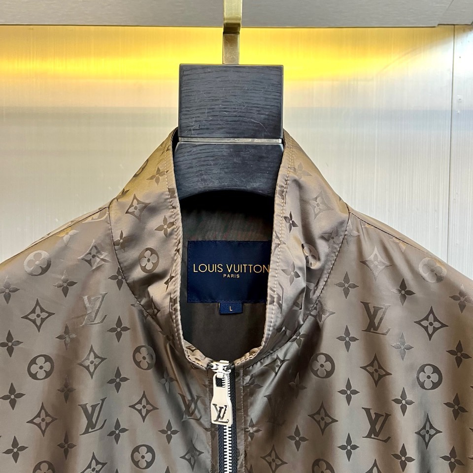 1v威登、2026春夏新品夹克，以经典Monogram老花图案诠释现代都市美学。款式采用利落立领设计，搭