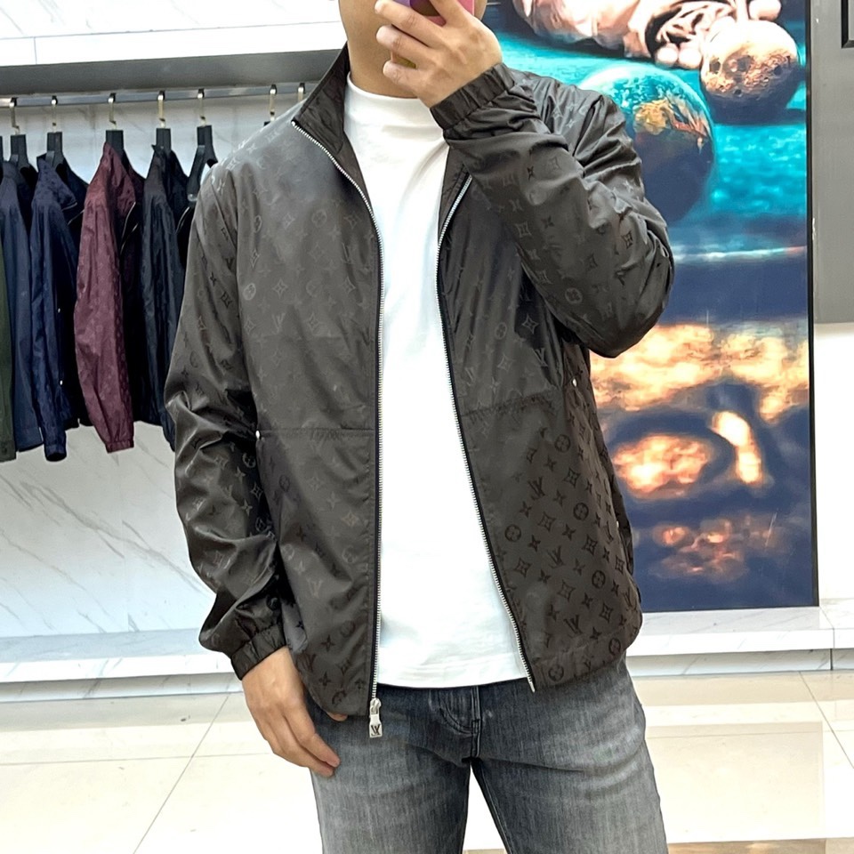 1v威登、2026春夏新品夹克，以经典Monogram老花图案诠释现代都市美学。款式采用利落立领设计，搭