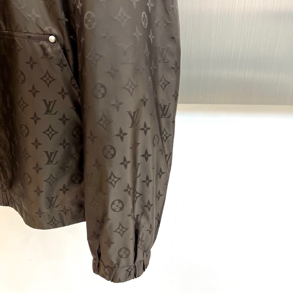 1v威登、2026春夏新品夹克，以经典Monogram老花图案诠释现代都市美学。款式采用利落立领设计，搭